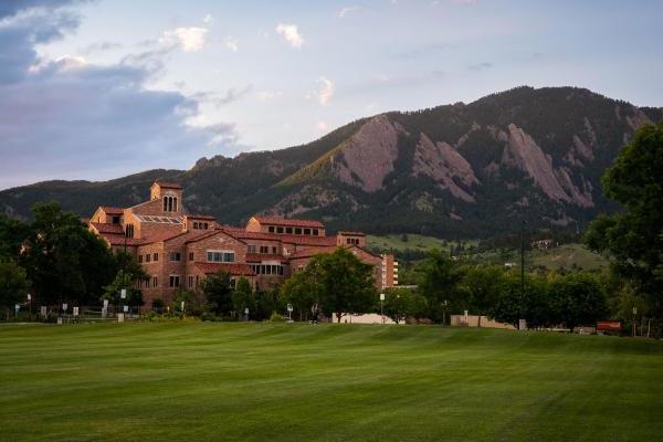 CU Boulder campus 和 Flatirons