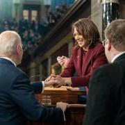 President Joe Biden greets Vice President Kamala Harris as he arrives to deliver his State of the Union address, 周二, 2月7日, 2023, on the House floor of the U.S. Capitol in Washington, D.C.